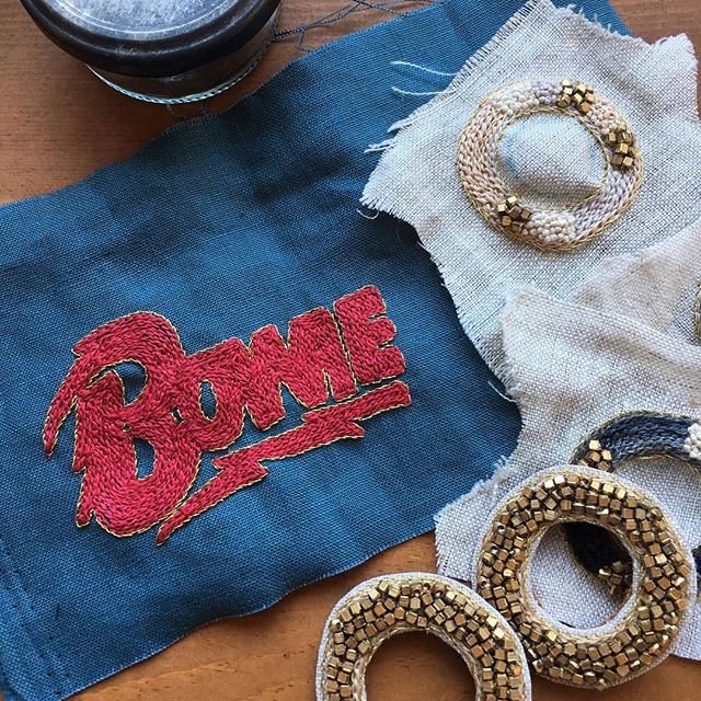 ボウイロゴ完成。クラスカフェさんや、WOOLYさんでのワークショップへお申し込みありがとうございます。楽しい会になるよう、準備してまいりマス #ロック刺繍 #horieee #rockembroidery #davidbowie #logo