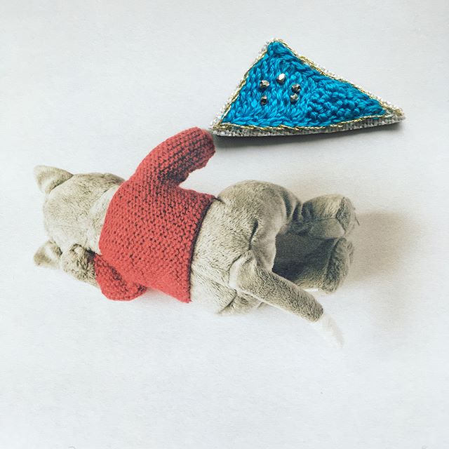 せまり来る夏ソラ.パキッとブルーでブローチを.どんより梅雨空を吹き飛ばして〜.#horieee #刺繍ブローチ #brooch #embroidery #handmadeaccessories #刺繍 (Instagram)
