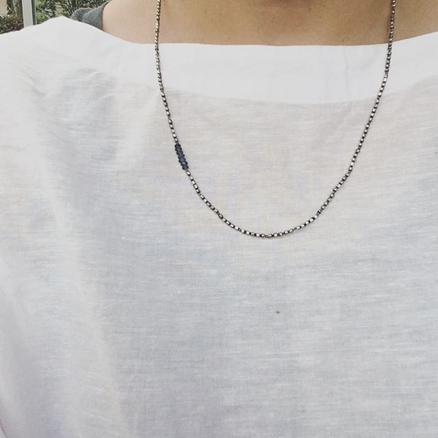 .ずっと使いたかった ロンドンブルートパーズ。.深くて濃ゆい青を活かすにはメタルパーツでシンプルにするのが◎。.その時の気分で石の位置を調整して.#horieee #handmadeaccessories #necklace #londonbluetopaz #天然石アクセサリー #ロンドンブルートパーズ (Instagram)