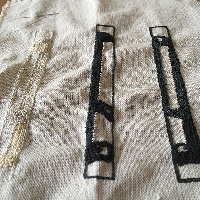 .新色でバングル。.絹糸を使ってるのですが、細いのでなっかなか進まない…。.でもこの艶感、質感、いいと思うな︎..#horieee #embroidery #handmadeaccessories #bangle #バングル #刺繍バングル (Instagram)