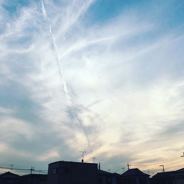 .今日はどこかへお出かけしたい気持ちをぐっとこらえて、黙々と作業をした日。.ふと空を見上げたら、飛行機雲と夕焼けがなんじゃこりゃー.もう空が秋だった。.#39スタート. (Instagram)