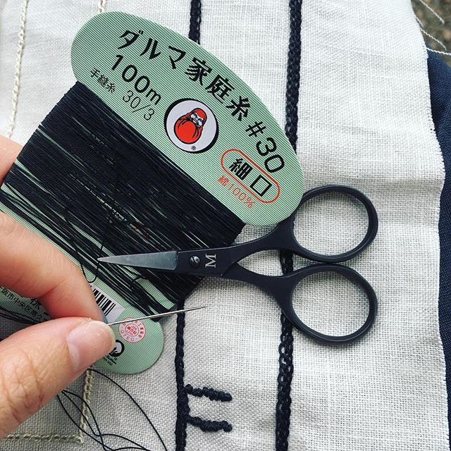 今日はお外でチクチク.気持ちいい◎.糸の終わりが見えてくると、.よくがんばりました。.といいたい.しかも台紙には何かメッセージが！！.あと少し.#刺繍 #公園手芸 #人間ウォッチングしながら #上野公園 #horieee #ダルマ糸 #手芸ピクニック #embroidery (Instagram)