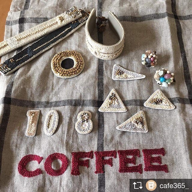 Repost from @cafe365_ .こんにちは！.コーヒーと日常、初出店のhorieee(ホリー)です。ハジメマシテ︎.天然石や刺繍でブローチ、アクセサリー作ッテマス.日常生活に美味しいコーヒーがあるなんて、ほんと贅沢ですよね。私もイベントをたのしみにしてます。.最近「タイポグラフィ」にはまっているので、.『COFFEE 』ロゴのタイポブローチを試作中。.皆さまにお会いできるのをたのしみにしています。Web ■ https://horieee.com.Facebook■ http://www.facebook.com/horieee.#コーヒーと日常 #コーヒーと日常出店者 #コーヒー #コーヒーイベント #coffee #horieee #刺繍ブローチ #バングル #10月8日 #深谷ベース #nanatsuume #nakasendo (Instagram)