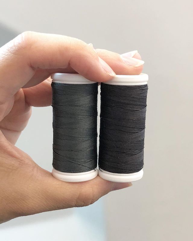 .先日の越前屋さんにて.「黒」の糸ってなかなか良い色に出会えてなかったのですが、.グレー寄りというかチャコールかな.これはグッときた.よきイロです︎..#刺繍糸 #DMC #越前屋 (Instagram)